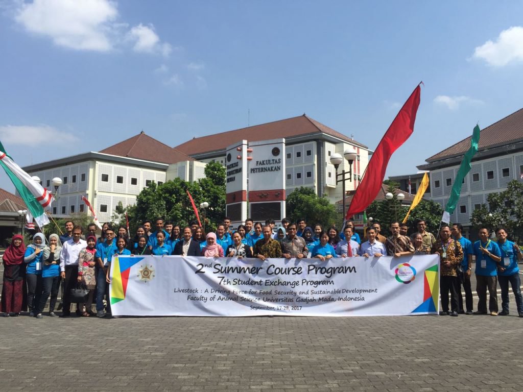 Sinh viên ngành Thú y với khóa học hè tại ĐH Gadjah Mada, Indonesia