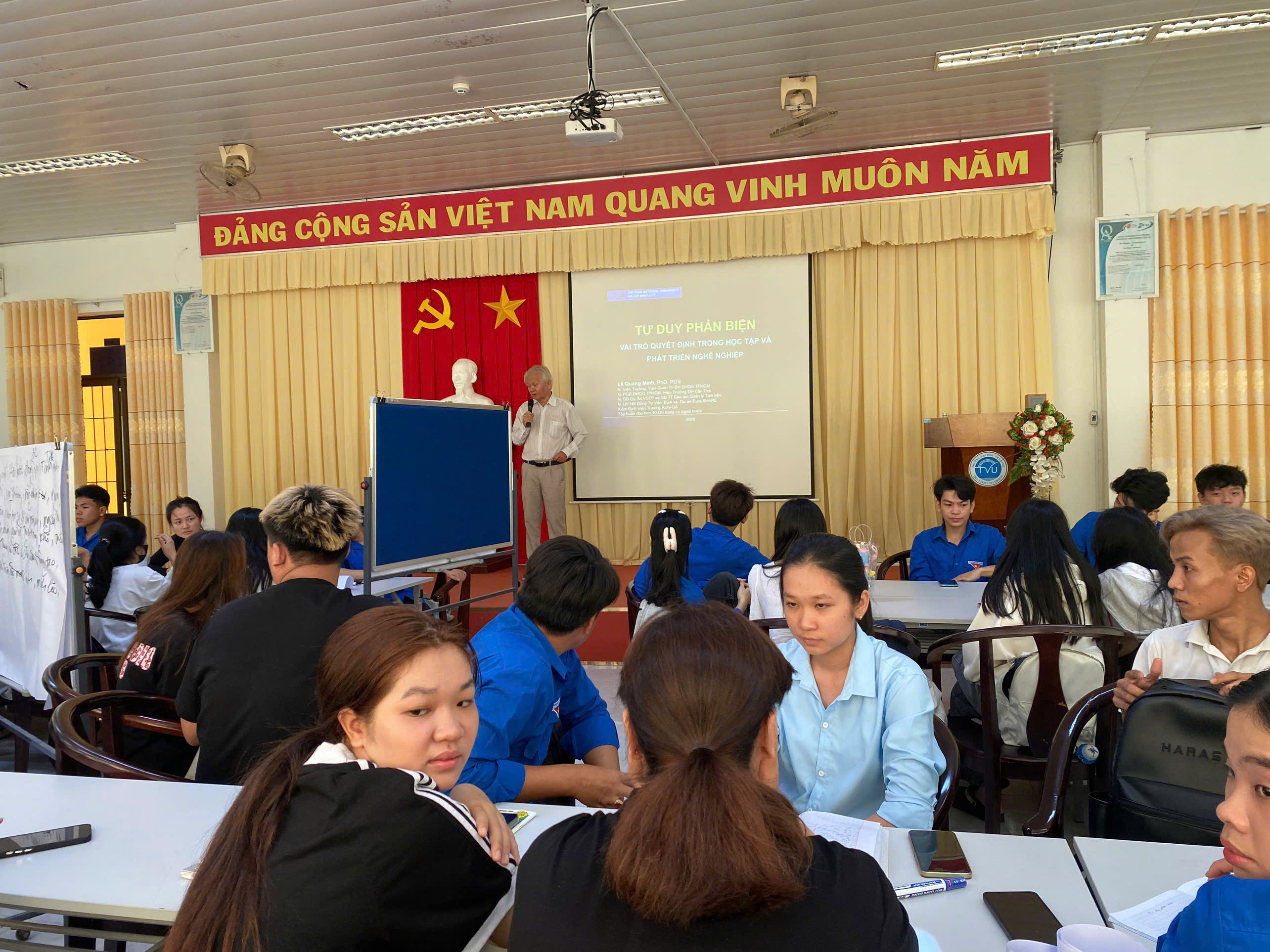 Tập huấn về Kỹ năng “Tư duy phản biện” với Thầy PGS. TS. Lê Quang Minh