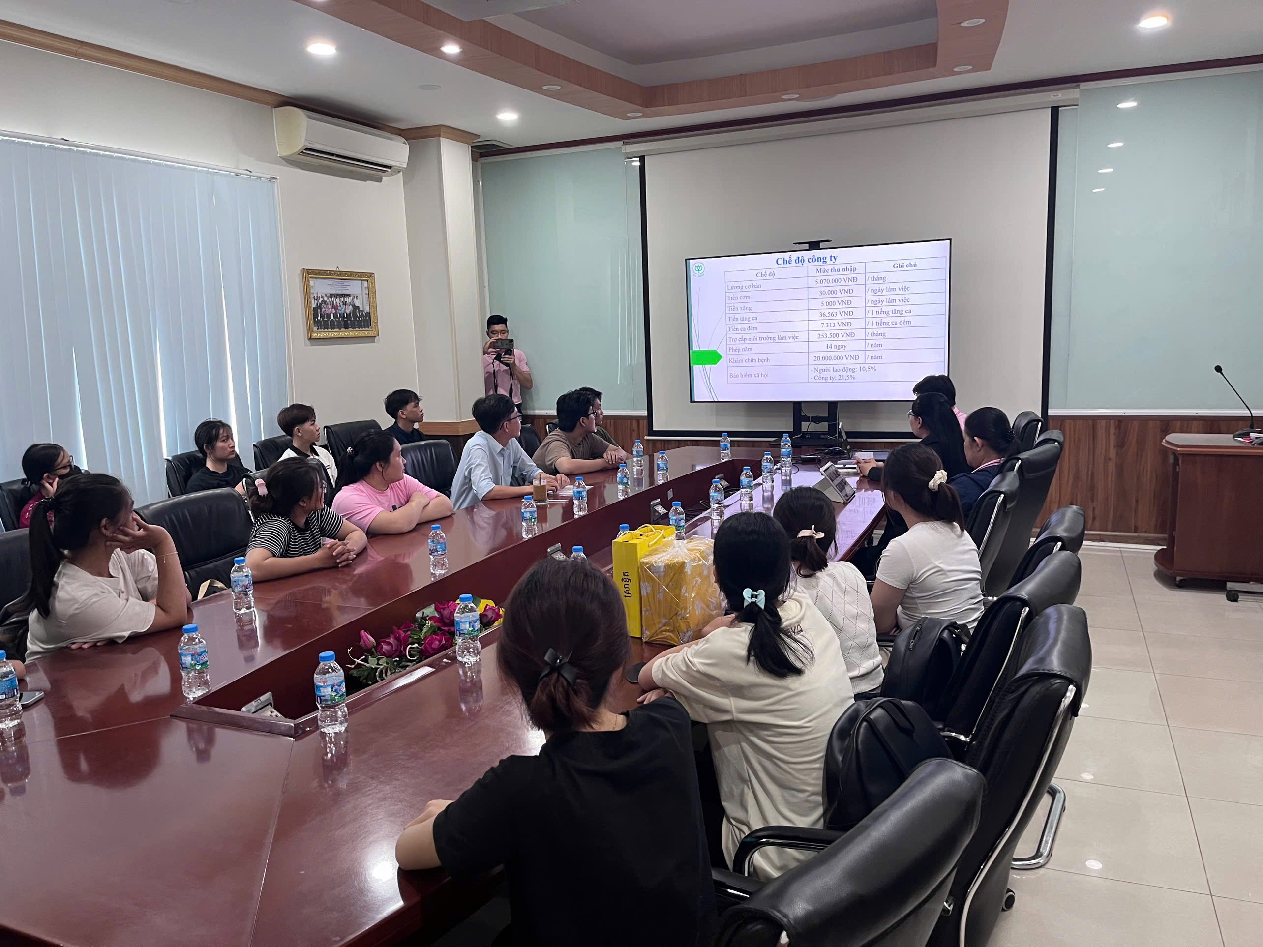 Sinh viên lớp Công nghệ Thực phẩm khóa 2024 tham gia chương trình Coop tại nhà máy chế biến thủy sản C.P. Bến Tre